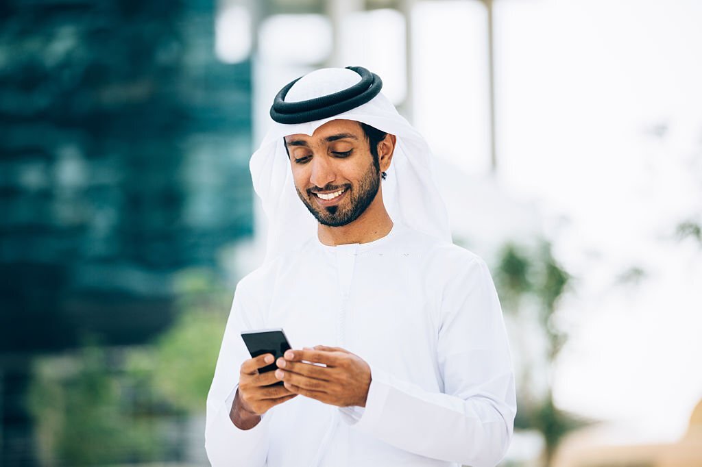 Emirati texting in Dubai